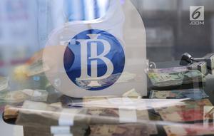 Karyawan menghitung uang kertas rupiah yang rusak di tempat penukaran uang rusak di Gedung Bank Indonessia, Jakarta (4/4). Selain itu BI juga meminta masyarakat agar menukarkan uang yang sudah tidak layar edar. (Merdeka.com/Arie Basuki)