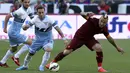 Gelandang AS Roma, Radja Nainggolan berusaha melewati pemain Lazio Lucas Rodrigo pada laga liga Serie A italia di Stadion Olimpico, Itali, Selasa dini hari (26/5/2015). Lazio menyerah 0-1 dari AS Roma. (Reuters/Alessandro Bianchi)