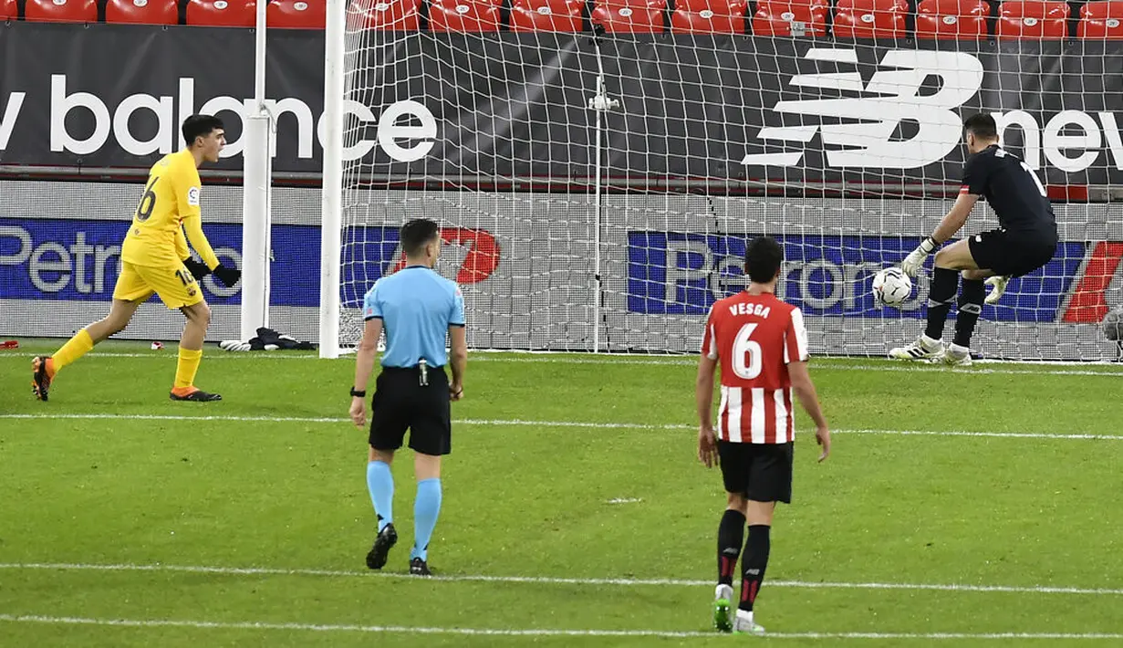 Pemain Barcelona Pedri (kiri) mencetak gol ke gawang Athletic Bilbao pada pertandingan Liga Spanyol di Stadion San Mames, Bilbao, Spanyol, Rabu (6/1/2021). Barcelona menang 3-2 dengan dua gol dari Lionel Messi. (AP Photo/Alvaro Barrientos)
