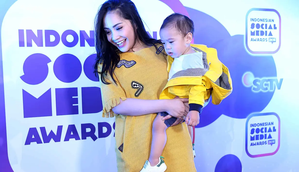 Selain menerima penghargaa buat buah hatinya, perempuan yang biasa disapa Gigi itu juga naik ke atas panggung untuk menerima penghargaan yang didapat suaminya, Raffi Ahmad. (Nurwahyunan/Bintang.com)