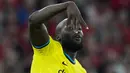 Selebrasi striker Inter Milan, Romelu Lukaku setelah mencetak gol kedua timnya ke gawang Benfica lewat eksekusi penalti pada laga leg pertama babak perempatfinal Liga Champions 2022/2023 di Luz Stadium, Benfica, Rabu (12/4/2023) dini hari WIB. (AP Photo/Armando Franca)