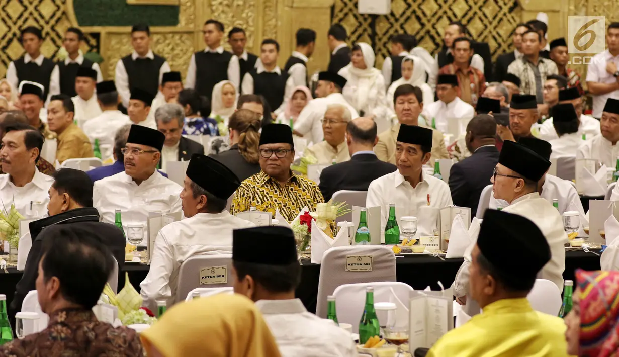 Presiden Joko Widodo bersama Ketua DPD Oesman Sapta Odang dan pimpinan DPD saat menghadiri acara buka puasa bersama di Jakarta, Rabu (14/5/2019). Acara buka puasa tersebut dihadiri sejumlah tokoh-tokoh dan petinggi partai politik. (Liputan6.com/Johan Tallo)
