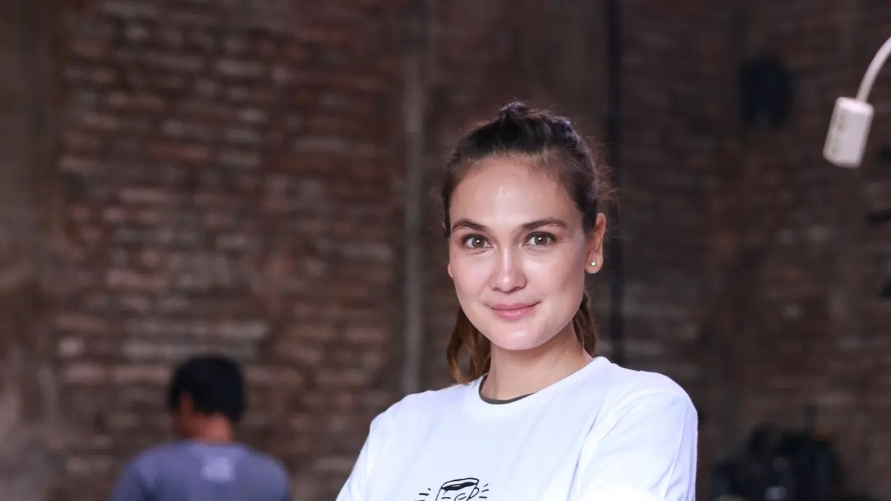[Bintang] Bintangi Sekuel Filosofi Kopi, Luna Maya Serasa Bercermin
