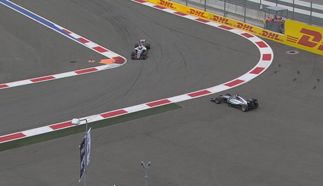 Pebalap Mercedes, Nico Rosberg, melintir dalam latihan bebas ketiga F1 GP Rusia di Sirkuit Sochi Autodrom, Rusia, Sabtu (30/4/2016). (Bola.com/Twitter/F1)