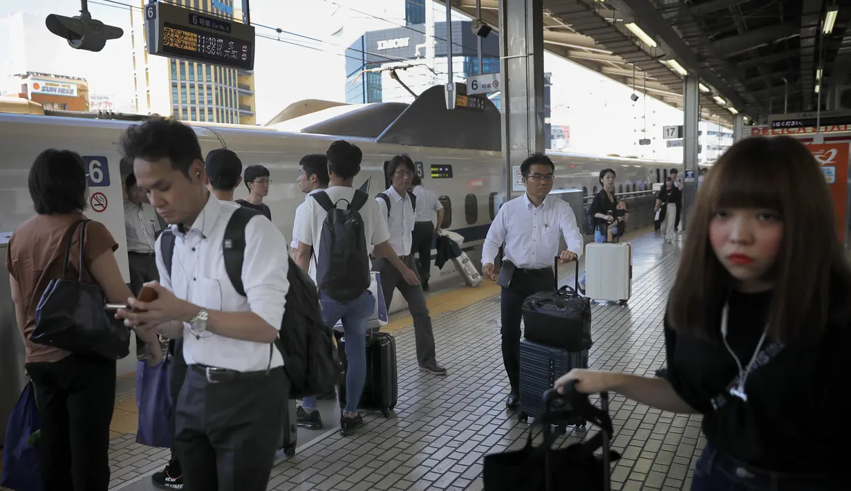 Para penumpang meninggalkan kereta Shinkansen berkecepatan tinggi di Nagoya, Jepang (25/9/2019). Letaknya di tengah-tengah antara Tokyo dan Kyoto, sehingga kota ini sering disebut Chūkyō (ibu kota bagian tengah). (AP Photo/Christophe Ena)