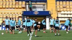Para pemain Villarreal menghadiri sesi latihan di Ciudad Deportiva Villarreal di Vila-Real pada Selasa (28/9/2021). Villarreal akan bertandang ke markas Manchester United (MU) di Old Trafford pada laga Grup F Liga Champions 2021/2022, Kamis dini hari WIB. (JOSE JORDAN/AFP)