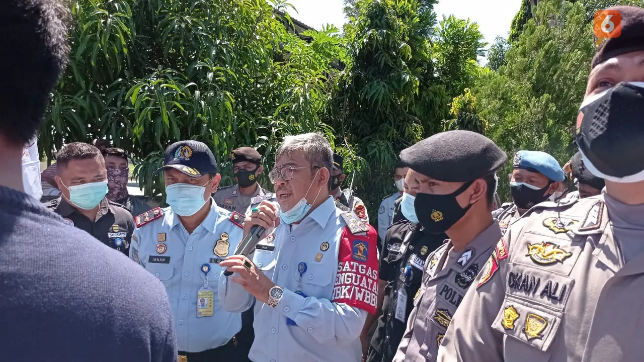 Kepala imigrasi Gorontalo saat menerima masa aksi Mahasiswa Gorontalo (Arfandi Ibrahim/Liputan6.com)