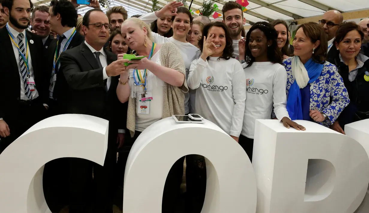 Presiden Perancis Francois Hollande (kedua kiri) berpose dengan para peserta Konferensi Perubahan Iklim Dunia 2015 ( COP21 ) di Le Bourget, Perancis, Selasa (1/12). (REUTERS/Philippe Wojazer)