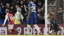 Pemain Arsenal, Leandro Trossard, mencetak gol ke gawang  Chelsea pada lanjutan Liga Inggris, Sabtu (21/10/2023). Namun pada akhirnya The Gunners sukses menyamakan kedudukan menjadi 2-2. (AP Photo/Frank Augstein)