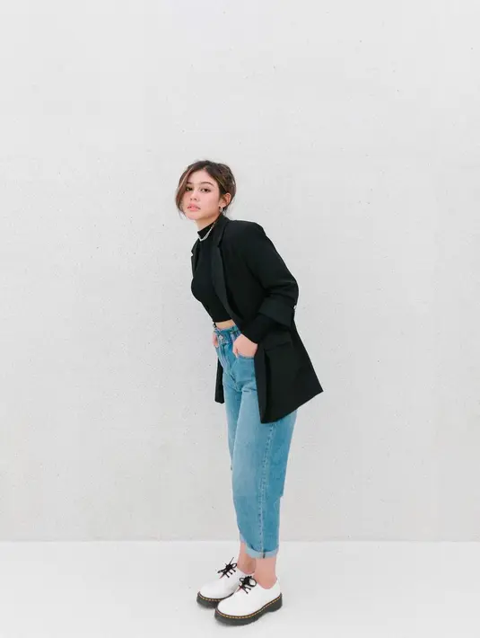 Tampil ala anak skena, Vanesha kenakan crop crewneck dengan blazer dan ankle jeans. [@vaneshaass]