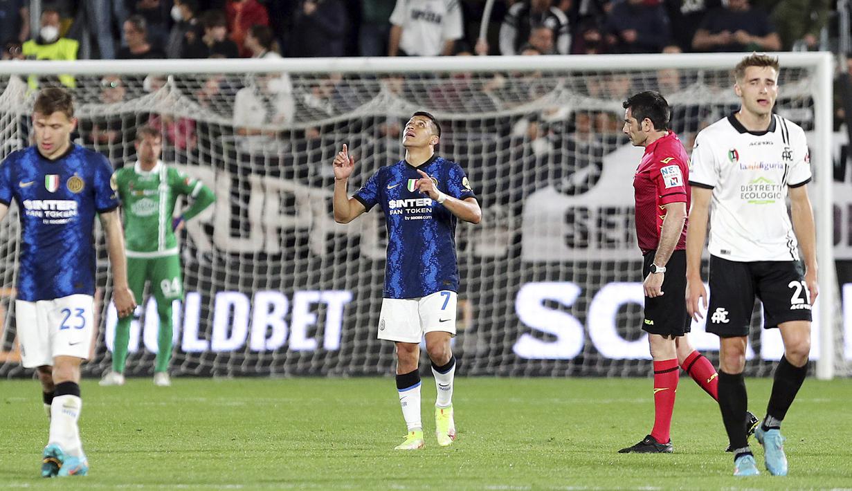 Pemain Inter Milan Alexis Sanchez (tengah) melakukan selebrasi usai mencetak gol ke gawang Spezia pada pertandingan Serie A di Stadion Alberto Picco, Spezia, Italia, 15 April 2022. Inter Milan menang 3-1. (Tano Pecoraro/LaPresse via AP)