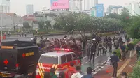 Massa Hiraukan Tembakan Gas Air Mata Polisi, Petasan, Sandal, hingga Batu Beterbangan