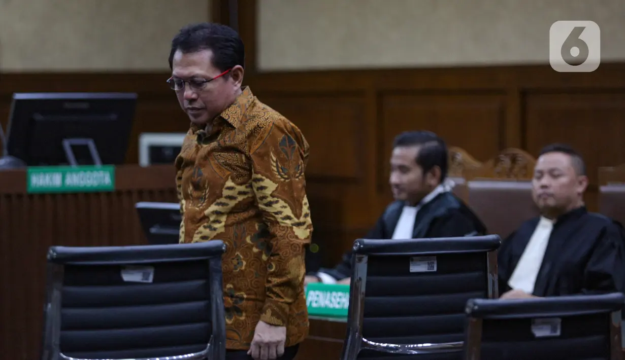 Terdakwa kasus dugaan suap dan gratifikasi pengurusan perkara di Mahkamah Agung (MA) Hasbi Hasan usai menjalani sidang pembacaan putusan di Pengadilan Tipikor, Jakarta, Rabu (3/4/2024). (merdeka.com/Arie Basuki)