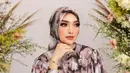 <p>Ini dia potret Zaskia Gotik saat menjadi model barang dagangannya sendiri. Wanita 33 tahun ini makin menawan usai memutuskan berhijab sepulang umroh di akhir 2023 lalu. (Liputan6.com/IG/zaskia_gotix)</p>