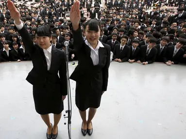 Mahasiswa Jepang menyatakan bahwa mereka akan melakukan yang terbaik dalam mencari pekerjaan sebelum mengikuti acara bursa kerja di sebuah teater terbuka di Tokyo (25/2). (REUTERS/Issei Kato)