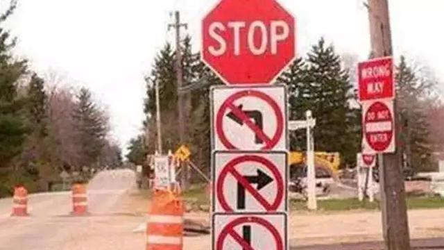 9 Potret Nyeleneh Papan Petunjuk Arah Ini Malah Menyesatkan