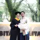 Aktor muda itu terlihat membawa buket bunga bernuansa pastel sambil berpose hangat bersama Mawar di area kampus. [@bryandomani].