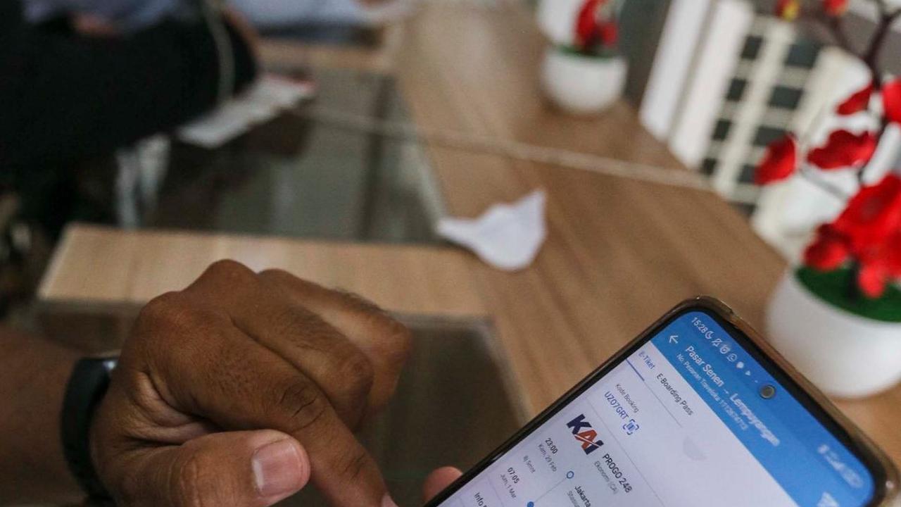 KAI berencana untuk menambah frekuensi perjalanan Kereta Api Jarak Jauh (KAJJ) selama periode mudik Lebaran 2024.&nbsp;Liputan6.com/Angga Yuniar