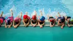 Sejumlah anak melakukan pemanasan sebelum latihan berenang di sekolah Hangzhou Chen Jinglun Sport sekolah Natatorium, Hangzhou, provinsi Zhejiang, China, (10/8). Sekolah ini pernah melatih perenang Olimpiade Sun Yang dan Fu Yuanhui. (REUTERS/Aly Song)