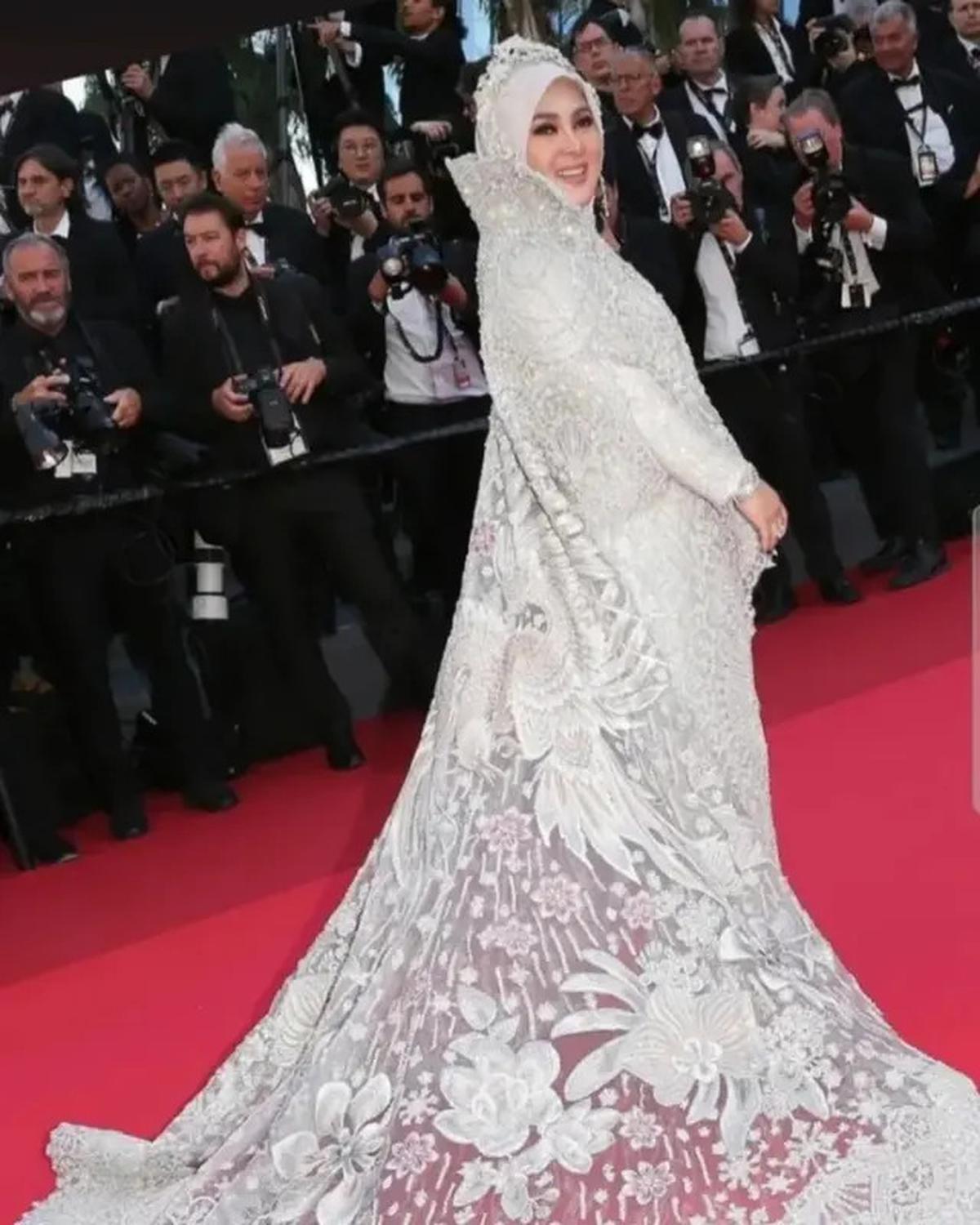 Debut di Festival Film Cannes 2025, Gaun Silver Syahrini Disebut Langgar Aturan