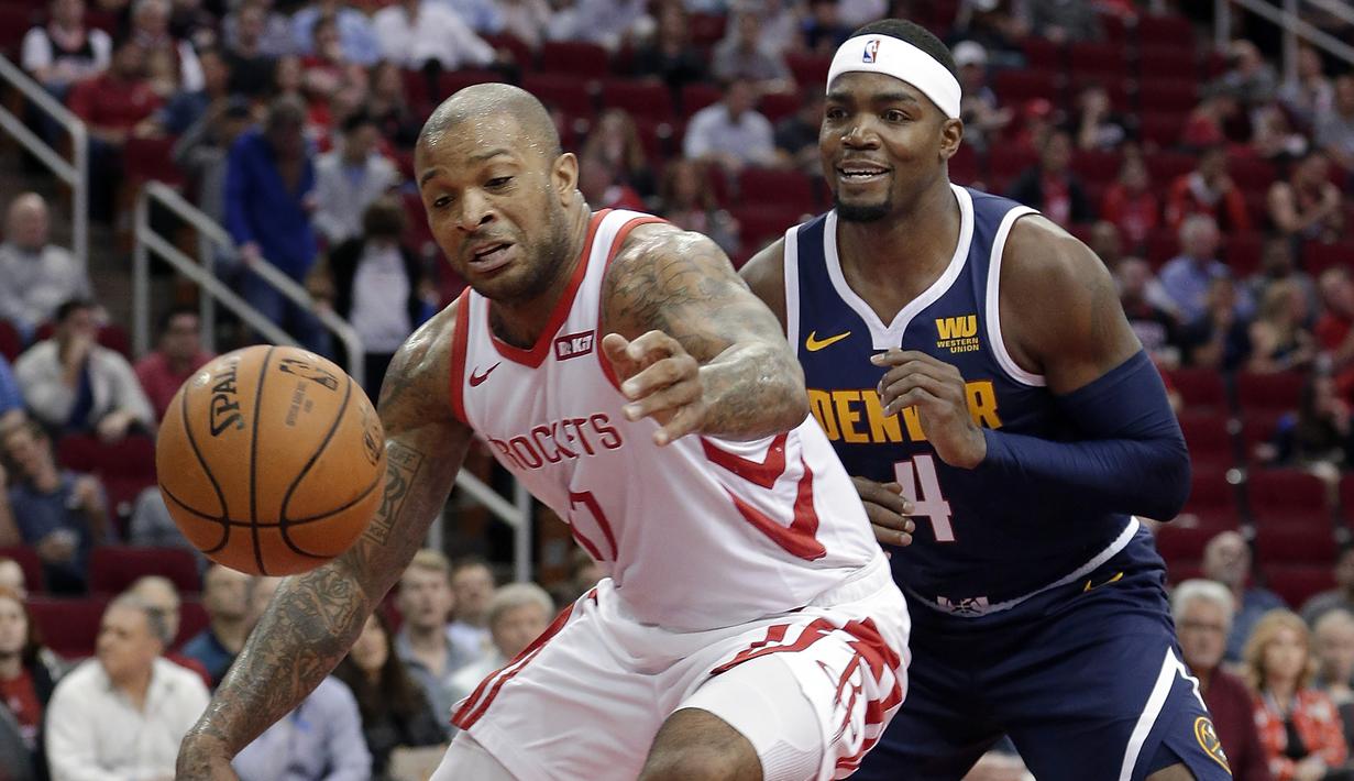 Pebasket Houston Rockets, PJ Tucker, berebut bola dengan pebasket Denver Nuggets, Paul Millsap, pada laga NBA di Toyota Center, Selasa (8/1). Houston Rockets menang 125-113 atas Denver Nuggets. (AP/Michael Wyke)