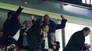 Dalam pertandingan tersebut, turut hadir pangeran Inggris, William yang menonton langsung dari tribune stadion Villa Park. (AP Photo/Dave Shopland)