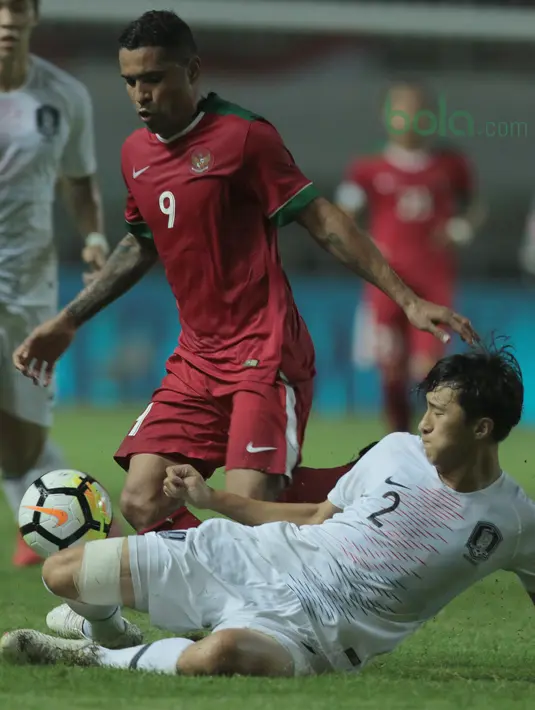 Pemain Timnas Indonesia, Beto Goncalves berusaha mengecoh pemain pemain Korea Selatan U-23 pada laga uji coba di Stadion Pakansari, Bogor, (23/6/2018).  Indonesia U-23 kalah 1-2 dari Korea U-23. (Bola.com/Nick Hanoatubun)