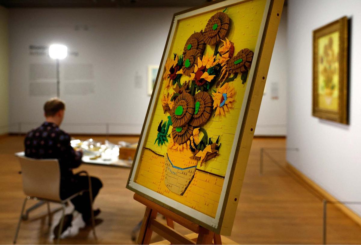 FOTO: Membuat Lukisan Bunga Matahari Van Gogh dengan Lego