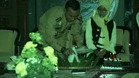 Bupati Batang, Jawa Tengah, Wihaji, mendapat kejutan berupa nasi Megono saat ulang tahun ke-41. (Liputan6.com/Fajar Eko Nugroho)