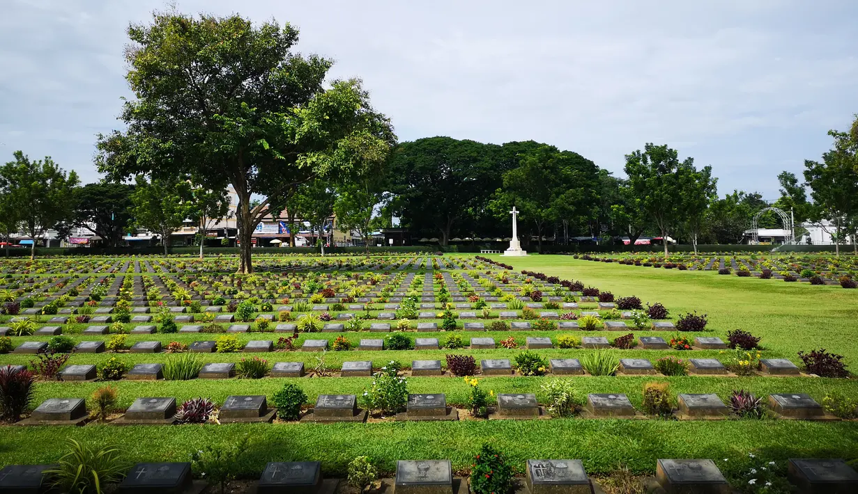 Pemakaman Perang Kanchanaburi, lokasi pemakaman bagi sekitar 7.000 tahanan perang, di Kanchanaburi, Thailand pada 19 Agustus 2020. Puluhan ribu orang tewas selama proses pembangunan, sehingga jalur sepanjang 415 km itu dikenal dengan nama "Death Railway" (Jalur Kereta Kematian). (Xinhua/Ren Qian)