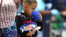 Seorang anak pengungsi Venezuela makan di tempat penampungan Divina Providencia, La Parada, Cucuta, Kolombia, Senin (18/2). Tempat penampungan ini melayani sekitar 4.500 makan siang per hari. (AP Photo/Fernando Vergara)