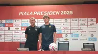 Gary Rowett dan Ole Romeny dari Oxford United mengikuti sesi konferensi pers jelang laga melawan Liga Indonesia All Star di Stadion Gelora Bung Karno, Jakarta, Sabtu (5/7/2025).