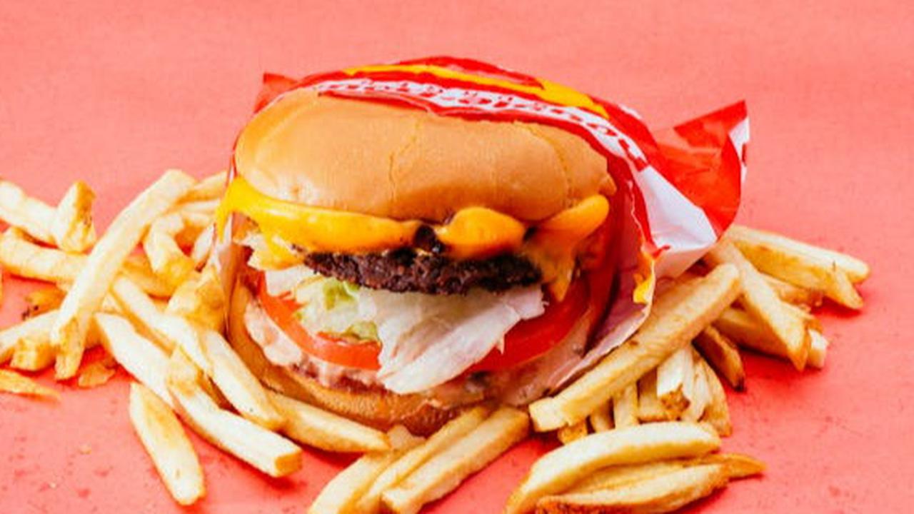 Kenapa Makanan Cepat Saji Begitu Menggoda? Ini Penjelasan Ahlinya