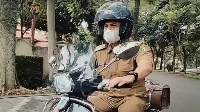 Potret Sahrul Gunawan Naik Vespa
