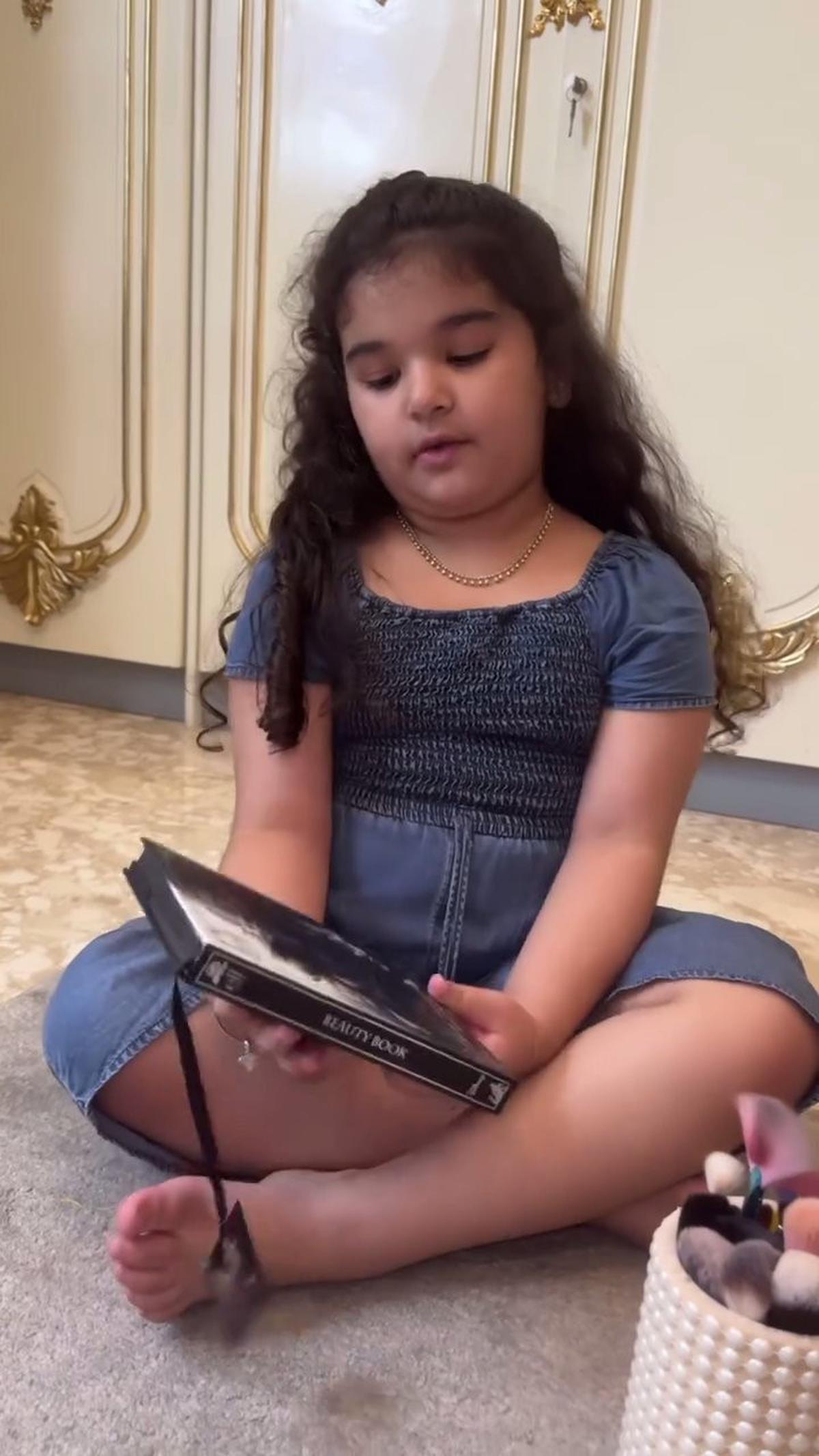 Ayang Anak Tasya Farasya Beri Tutorial Makeup Jadi Princess Aurora, Sudah Jago Tanpa Pakai Cermin