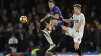 Aksi pemain Chelsea, Cesar Azpilicueta (kiri)  berebut bola dengan pemain Crystal Palace,  Alexander Sorloth pada lanjutan Premier League di Stamford Bridge stadium, London, (10/3/2018). Chelsea menang 2-1.(AP/Matt Dunham)