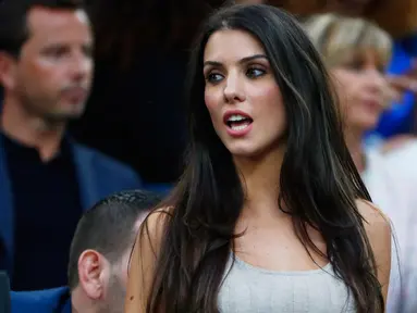 Istri bek Prancis Bacary Sagna, Ludivine Kadri Sagna saat berada di tribun menyaksikan pertandingan Prancis melawan Albania di Grup A Piala Eropa 2016 di Stade Velodrome, Marseille, Prancis, (15/6).  (REUTERS/Eddie Keogh)