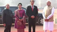 Ibu Iriana Jokowi tampil anggun dengan baju kurung dan kain songket saat kunjungannya ke India. (foto: Instagram.com/Jokowi)
