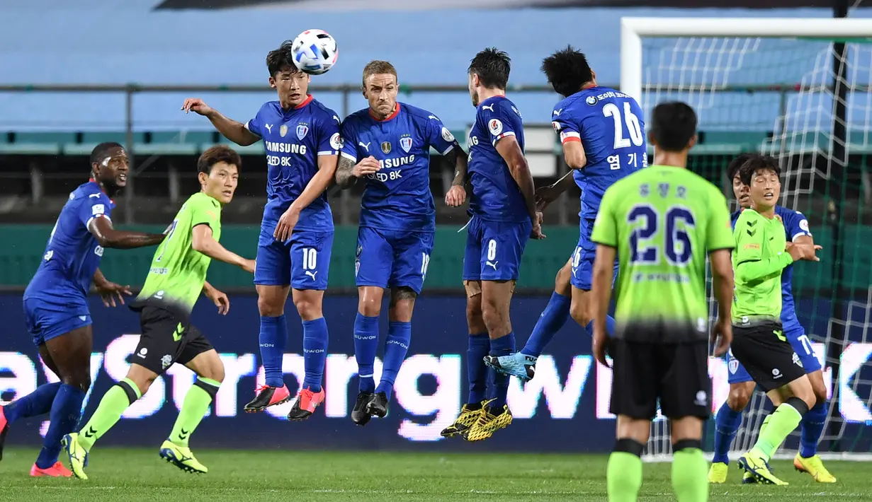 Pemain Suwon Samsung Blue Wings berusaha memblokir tendangan pemain Jeonbuk Hyundai Motors pada laga K-League Korea Selatan di Jeonju World Cup Stadium, Jeonju, Jumat (8/5/2020). Jeonbuk Hyundai Motors menang 1-0 atas Suwon Samsung Blue Wings.(AFP/Jung Yeon-Je)
