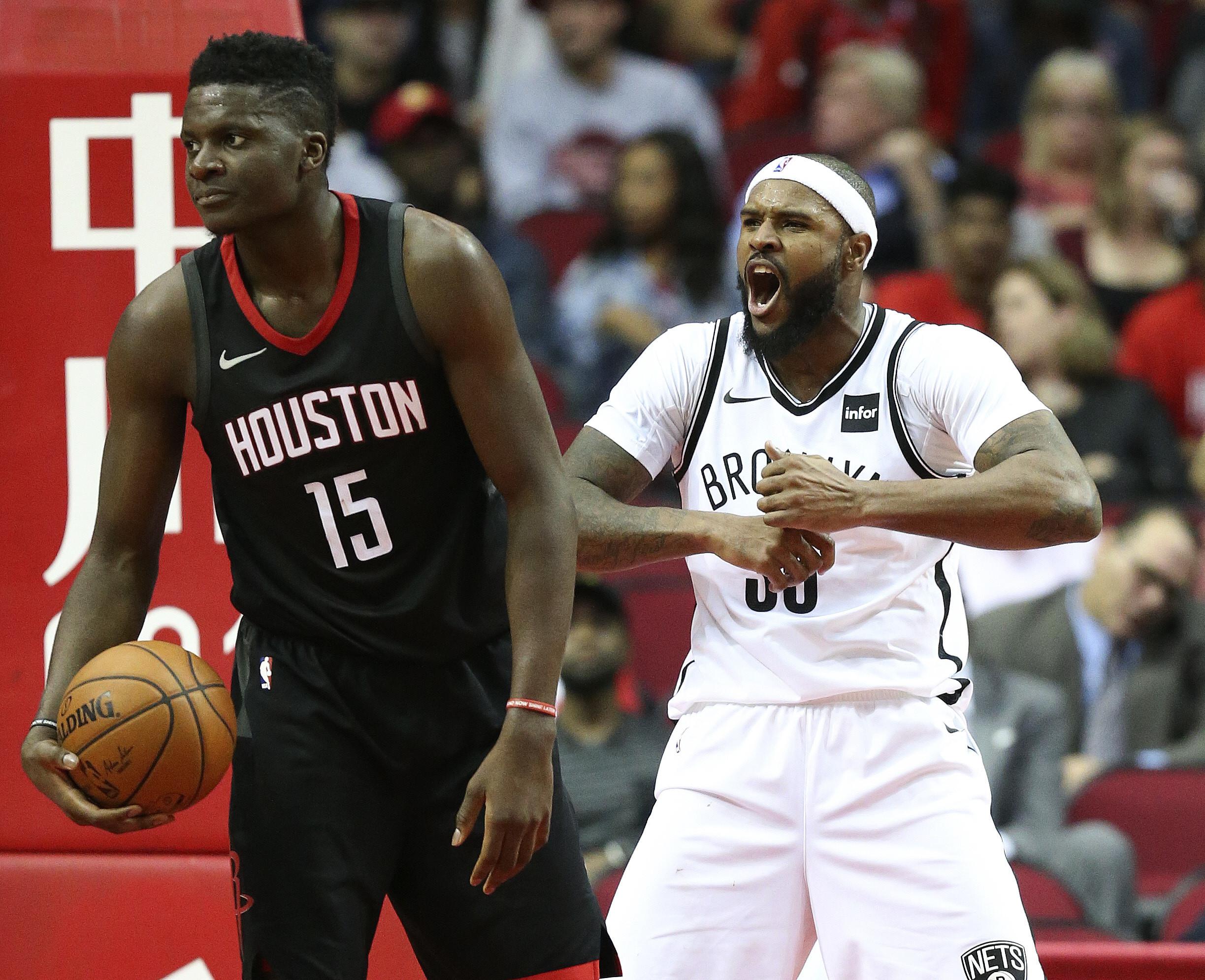 Trevor Booker, guard Brooklyn Nets (kanan) marah saat dinyatakan travelling oleh wasit (AP Photo/Eric Christian Smith)