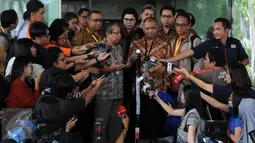 Rektor dan sejumlah guru besar dari universitas negeri dan swasta di Indonesia mendatangi Gedung KPK, Jakarta, Jumat (19/2). Mereka datang menyampaikan dukungan penolakan terhadap revisi UU KPK. (Liputan6.com/Helmi Afandi)