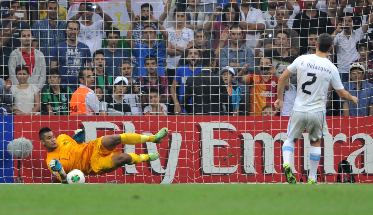 Kiper Prancis, Alphone Areola berhasil mementahkan eksekusi penalti pemain Uruguay, Velazquez saat babak adu penalti dalam laga final Piala Dunia U-20 2013 di Turk Telecom Stadium, Istanbul, Turki (13/7/2013). Prancis tercatat baru satu kali menjuarai Piala Dunia U-20 pada edisi 2013 di Turki. Di partai final, Prancis mengalahkan Uruguay lewat adu penalti 4-1 (0-0). (AFP/Ozan Kose)