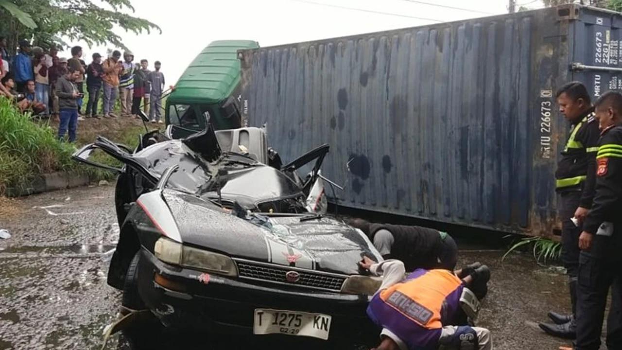 Kronologi Truk Kontainer Maut Timpa Sedan Tewaskan 3 Orang di Tanggul Rawagabus, Polisi Amankan Pak Ogah dan Sopir