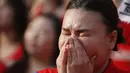 Usai dikalahkan Belgia 0-1, seorang warga tampak menangisi kekalahan timnas negaranya, Seoul, Jumat (27/6/14). (REUTERS/Kim Hong-Ji)