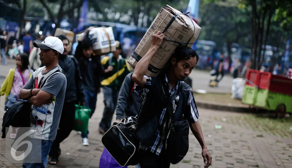 Para pemudik mencari bis saat mengikuti mudik gratis Demokrat di Parkir Timur Senayan, Jakarta, Minggu (3/7). Mudik gratis menggunakan 100 armada bus menuju berbagai kota di pulau Jawa. (Liputan6.com/Faizal Fanani)