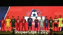 Sejumlah pemain perwakilan dari 18 klub peserta Shopee Liga 1 2020 menunjukan jersey tim saat launching Shopee Liga 1 di Hotel Fairmont, Jakarta, Senin (24/2). Sebanyak 18 klub pamerkan jersey untuk kompetisi Shopee Liga 1 2020. (Bola.com/Yoppy Renato)