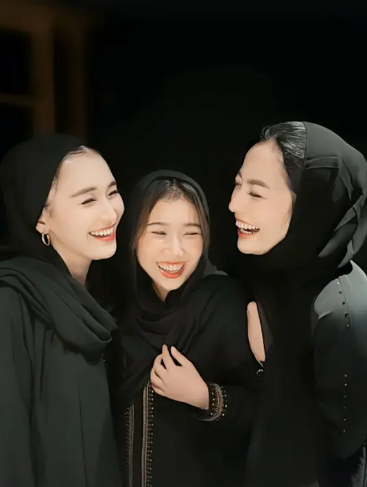 Dengan wajah flawless, Hesti Purwadinata pulas wajahnya dengan gaya makeup nude [@ayutingting92]