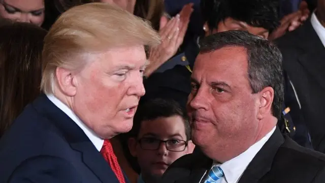 Chris Christie (kanan) adalah sekutu lama Presiden Trump.