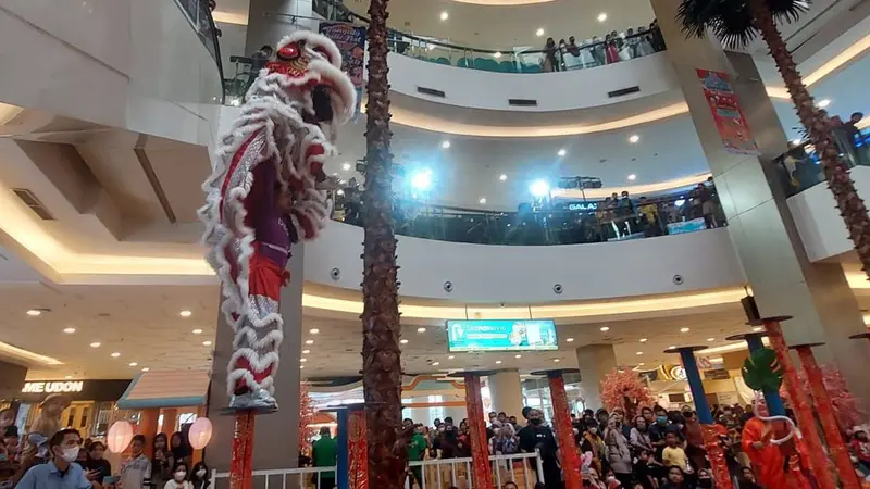 Pusat perbelanjaan di Tangerang menyuguhkan tradisi pertunjukan barongsai, Liong hingga bagi-bagi angpau untuk pengunjungnya.