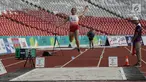 Atlet Indonesia Maria Natalia Londa melakukan lompatan dalam final lompat jauh putri atletik 18th Asian Games Invitation Tournament di SUGBK, Jakarta, Minggu (11/2). Maria menyabet medali emas dengan lompatan 6,43 meter. (Liputan6.com/Faizal Fanani)